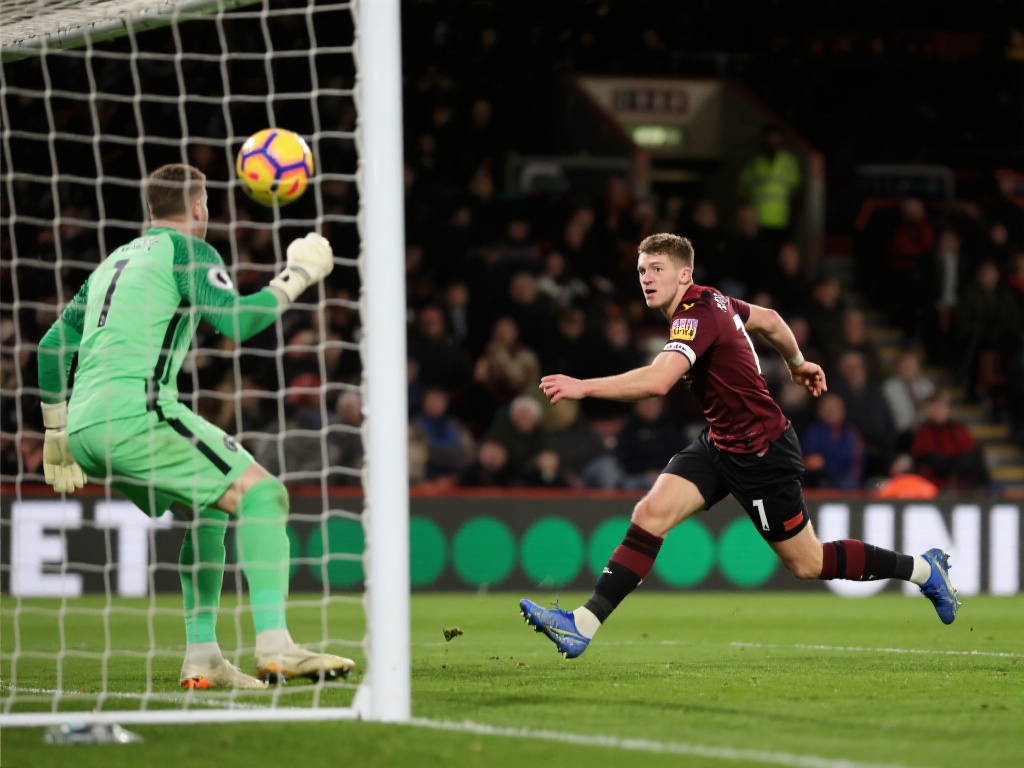 帕尔默亮眼表现:助攻+过人,9次对抗5胜,3抢断2解围 以比赛中的一个具体案例来看,在一次对手的