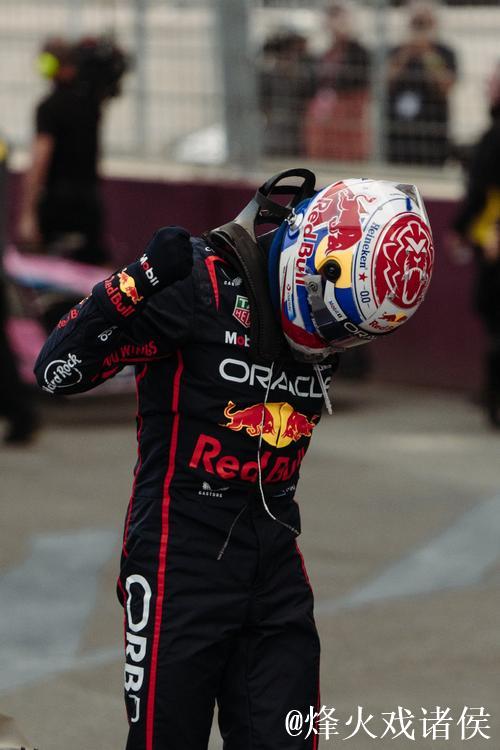 F1阿塞拜疆大奖赛：维斯塔潘杆位加冕，塞恩斯站上领奖台